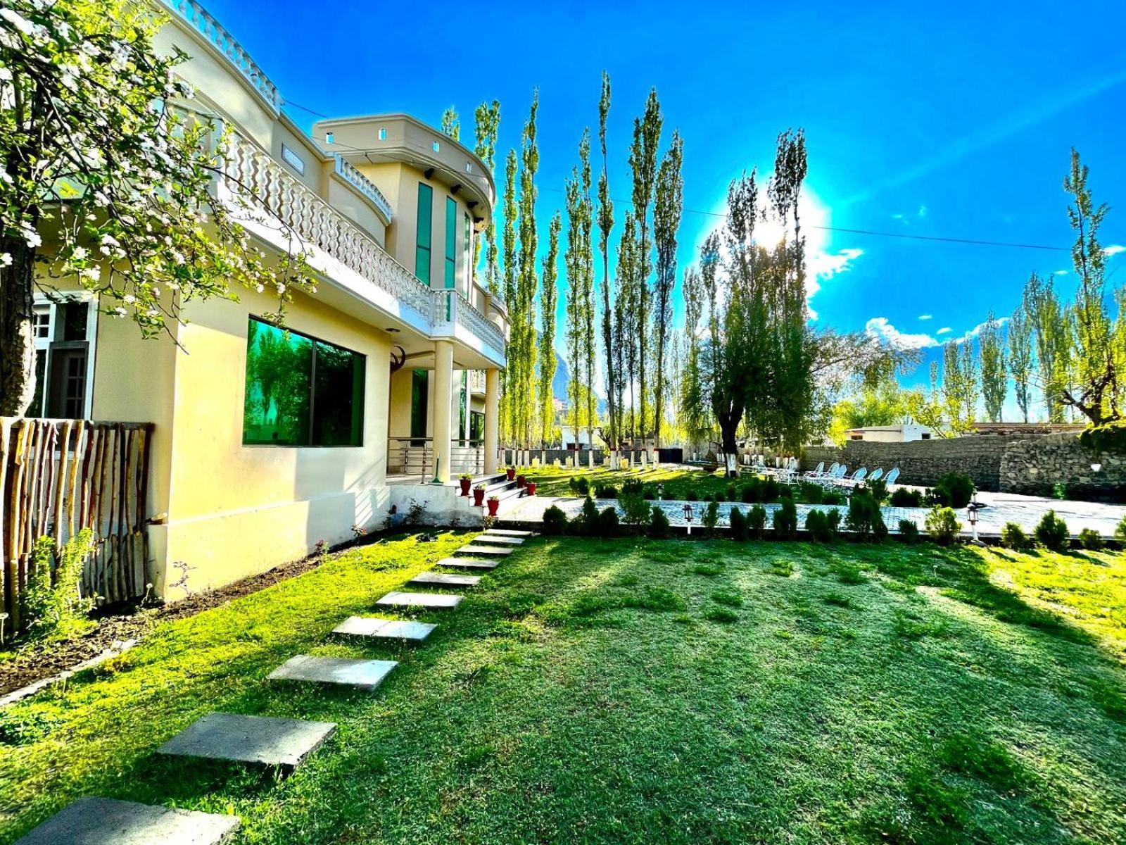 Skardu Saraye Hotel & Resort ภายนอก รูปภาพ